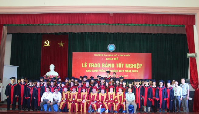 Khoa Mỏ tổ chức Lễ trao bằng tốt nghiệp cho sinh viên hệ chính quy năm 2015